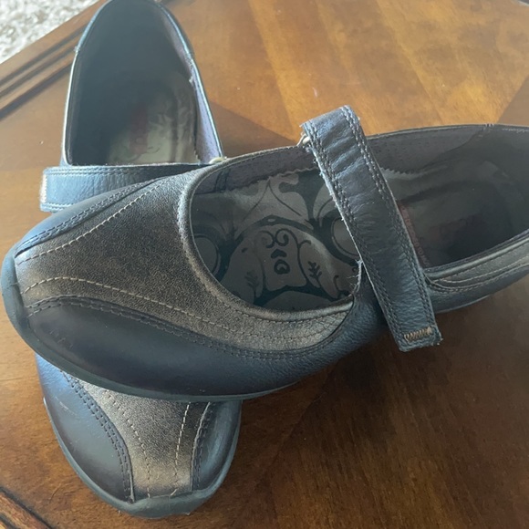 Shoes - Picture 4 of 4